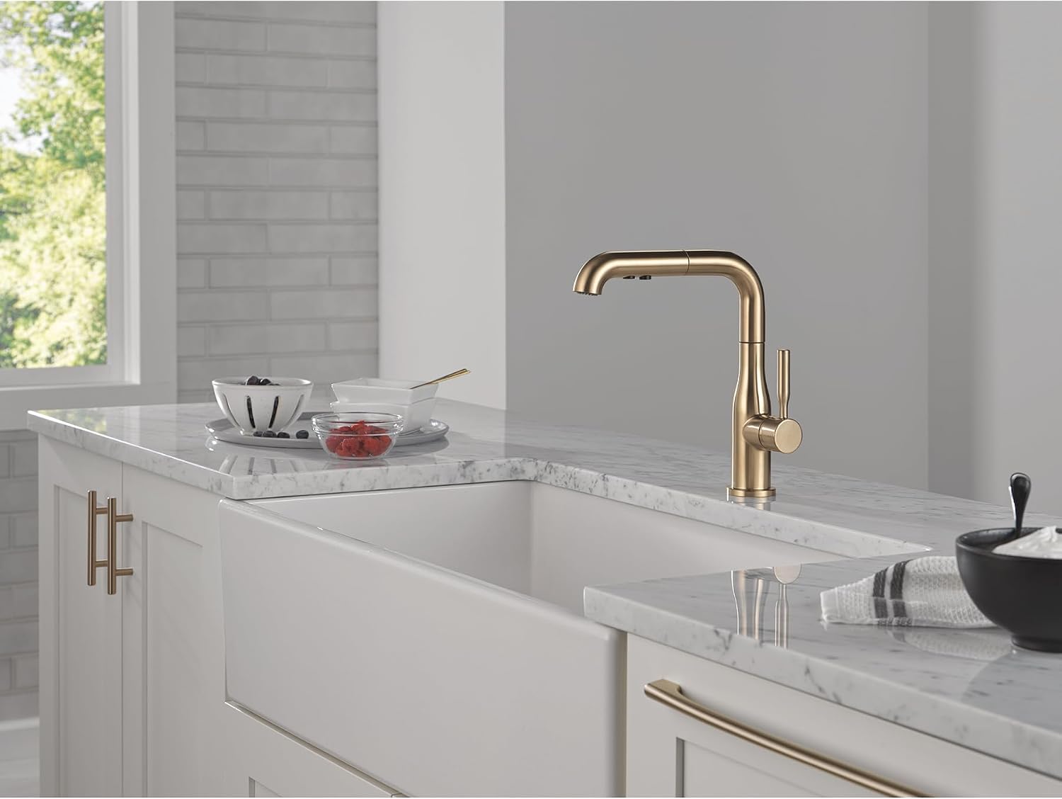 Delta Almari Brushed Gold Kitchen Faucet with Pull-Out Sprayer, Modern Single Hole Kitchen Sink Faucet, Single Handle, Champagne Bronze 16943-CZ-DST