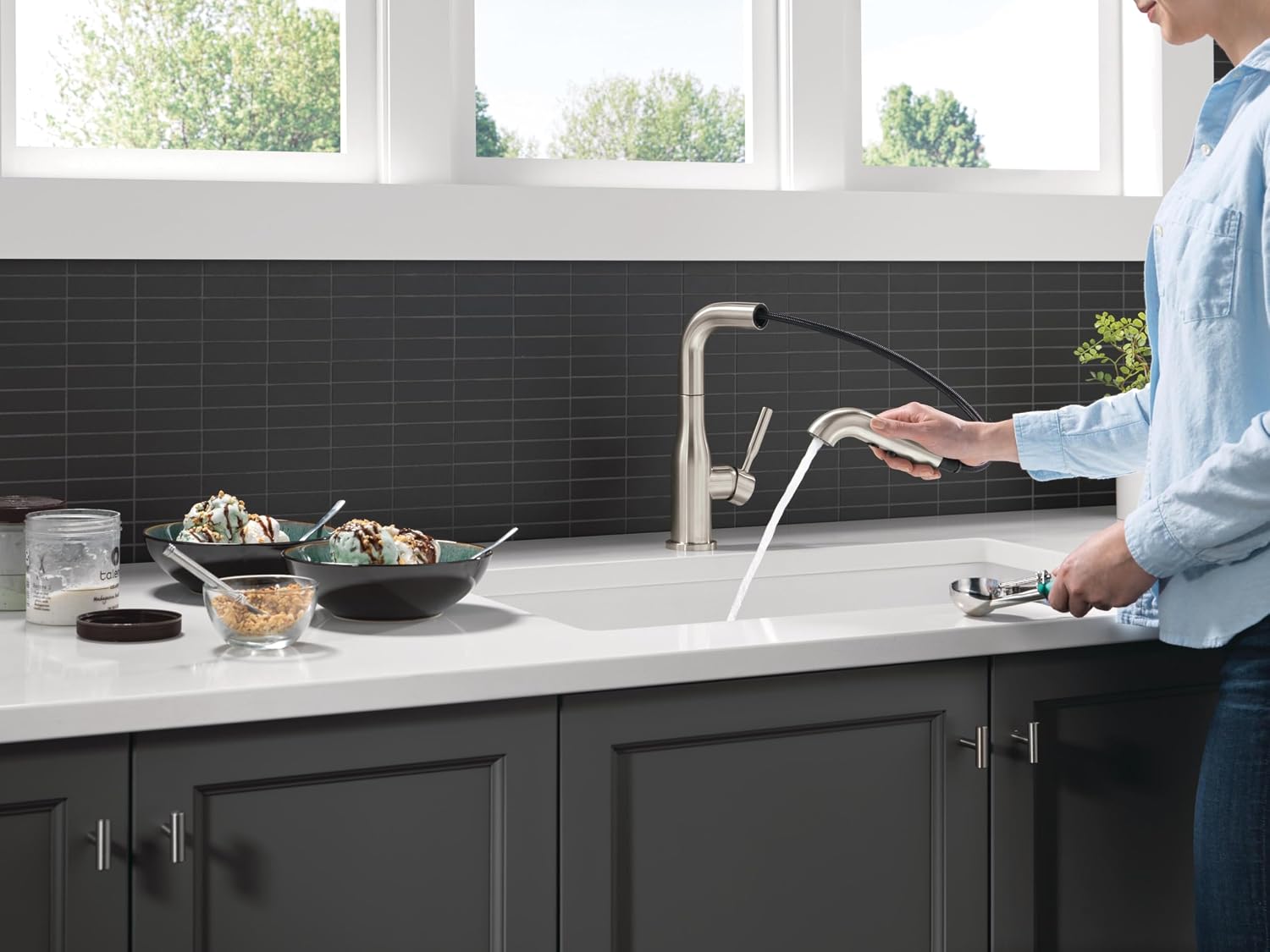 Delta Almari Brushed Nickel Kitchen Faucet with Pull-Out Sprayer, Modern Single Hole Kitchen Sink Faucet, Single Handle, Stainless 16943-SS-DST