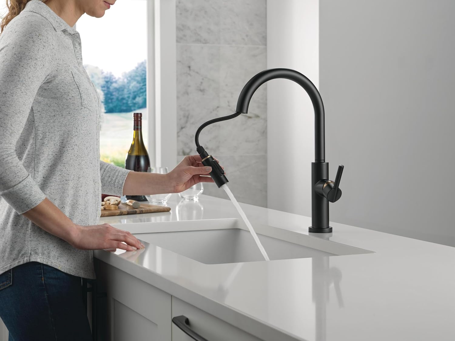 Delta Nicoli Black & Gold Kitchen Faucet with Pull Down Sprayer, Modern Single Hole Kitchen Sink Faucet, Single Handle, Matte Black/Champagne Bronze 19867LF-GZ