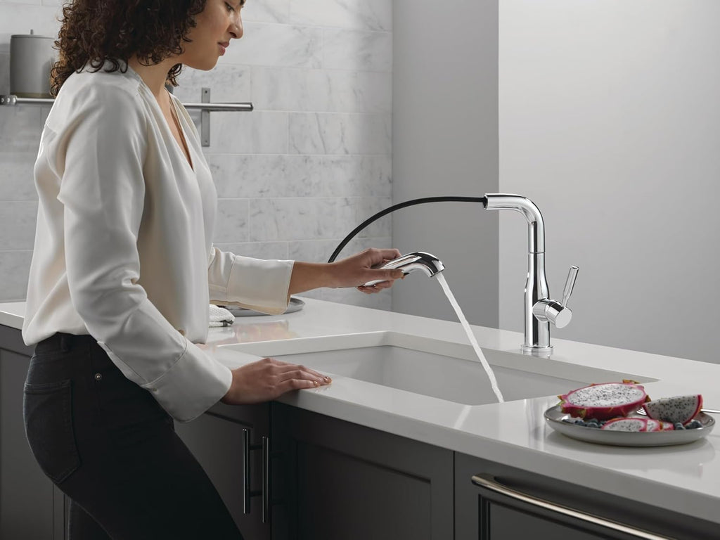 Delta Almari Chrome Kitchen Faucet with Pull-Out Sprayer, Modern Single Hole Kitchen Sink Faucet, Single Handle, Chrome 16943-DST