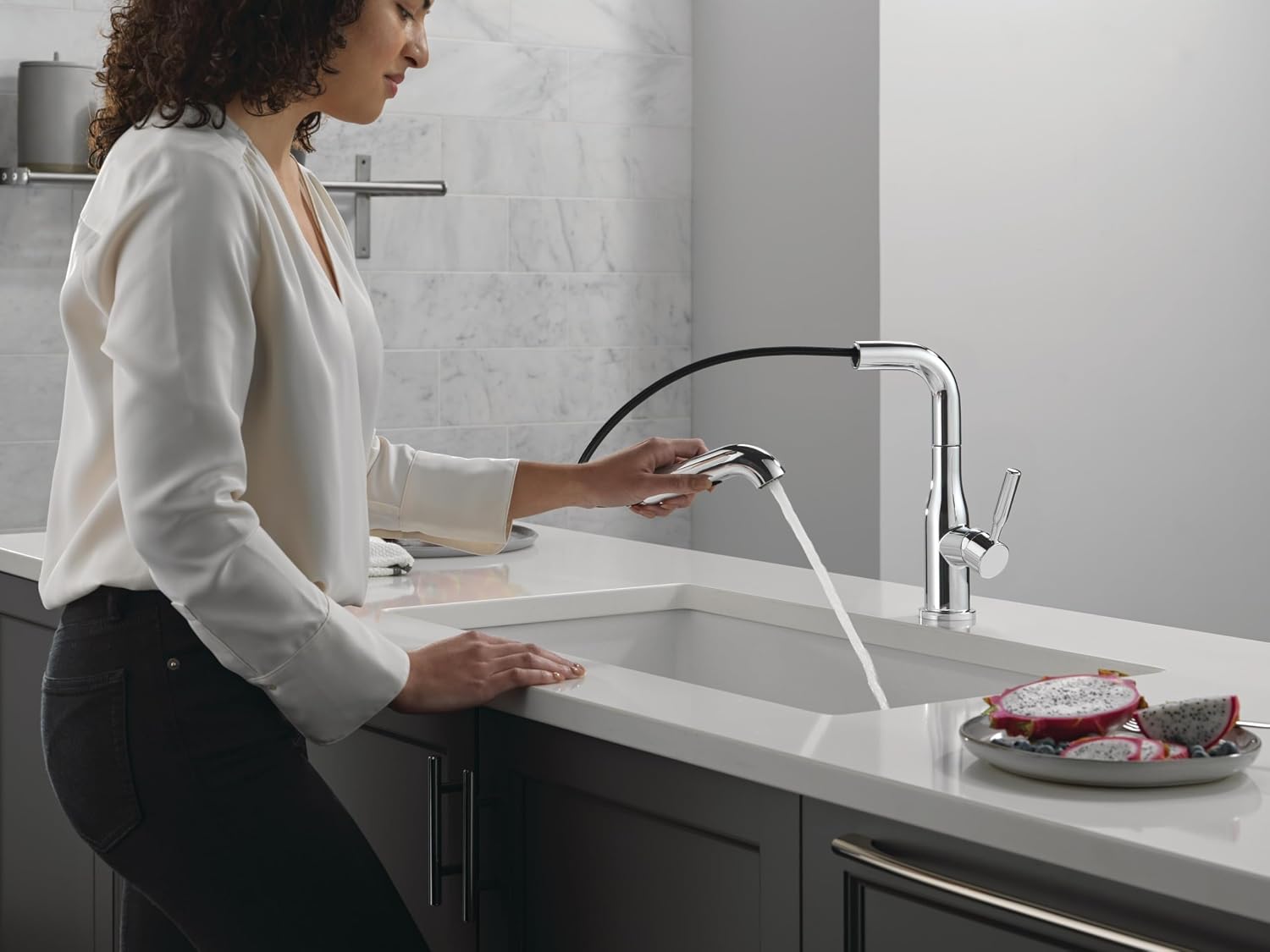 Delta Almari Chrome Kitchen Faucet with Pull-Out Sprayer, Modern Single Hole Kitchen Sink Faucet, Single Handle, Chrome 16943-DST
