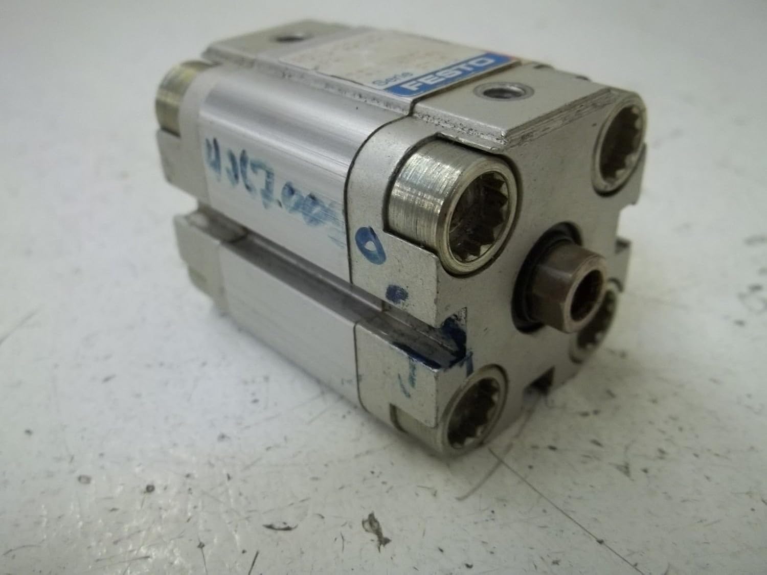 FESTO ADVU-25-15-P-A (156524), 1-10 BAR OPERATING PRESSURE, 15 MM STROKE, 25 MM BORE, COMPACT, DOUBLE-ACTING, ELASTIC CUSHIONING RINGS/PADS AT BOTH ENDS, M5 PNEUMATIC CONNECTION, PNEUMATIC CYLINDER, S